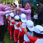 Ibu Negara Bermain Permainan Tradisional, Ajak Peserta Didik Membiasakan Sehat Fisik