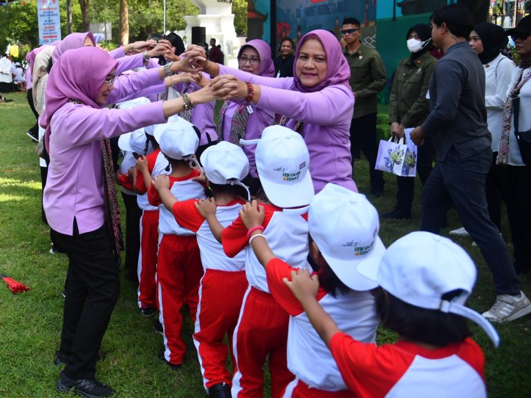 Ibu Negara Bermain Permainan Tradisional, Ajak Peserta Didik Membiasakan Sehat Fisik