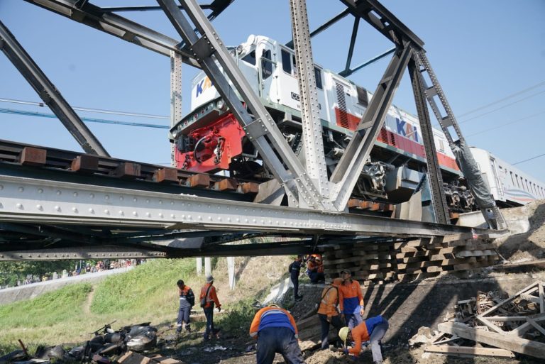 Lokomotif dan Bangkai Truk Dievakuasi, Jalur Jerakah - Semarang Poncol Dapat Dilalui