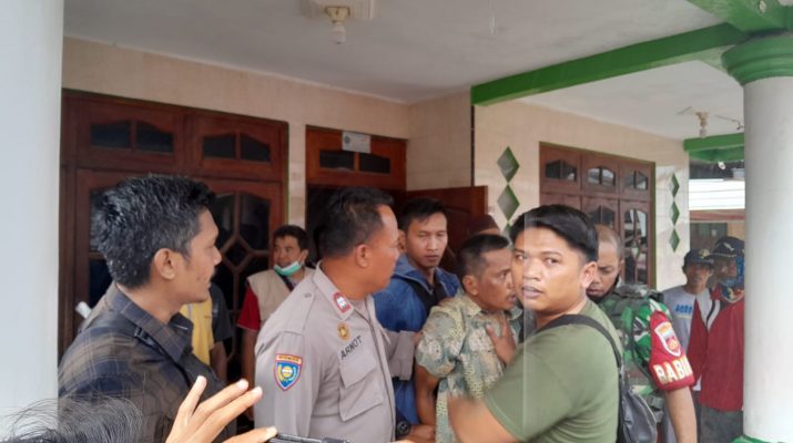 Petugas Gabungan Evakuasi ODGJ yang Ngamuk Sambil Bawa Sekop