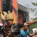 Kenang Sejarah Desa, Warga Serang Purbalingga Menggelar Perang Tomat