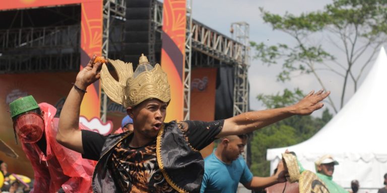 Kenang Sejarah Desa, Warga Serang Purbalingga Menggelar Perang Tomat