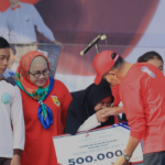 Sambut HAN ke-39 2023, Bupati Yuni Bagikan Tabungan Pendidikan untuk Siswa Berprestasi