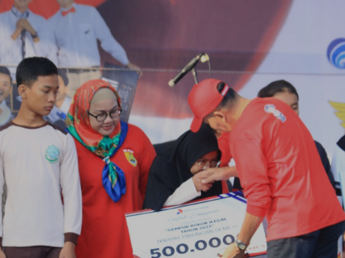 Sambut HAN ke-39 2023, Bupati Yuni Bagikan Tabungan Pendidikan untuk Siswa Berprestasi
