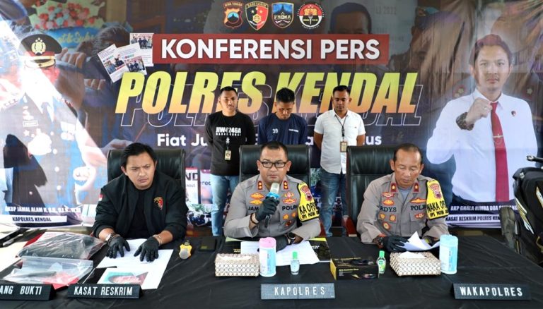 Kapolres Kendal AKBP Jamal Alam memimpin konferensi pers ungkap kasus pembunuhan di Mapolres Kendal, Jumat (14/07) siang.