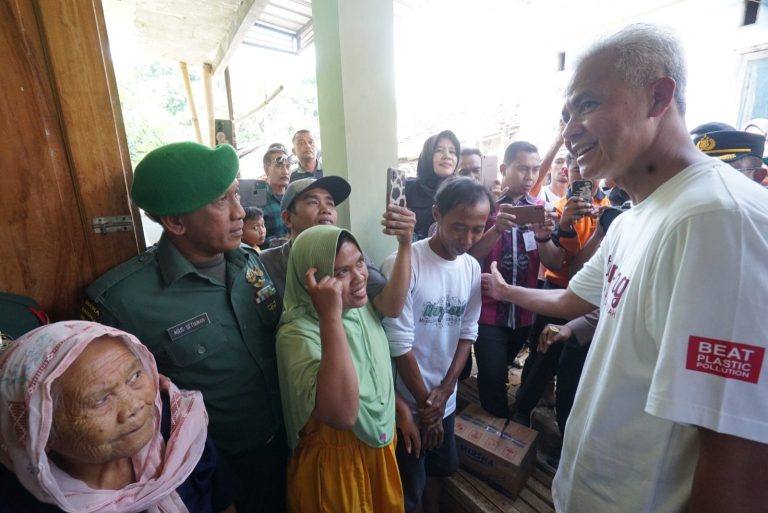 Ganjar Tinjau Rumah Slamet, Warga Terdampak Gempa di Tegal