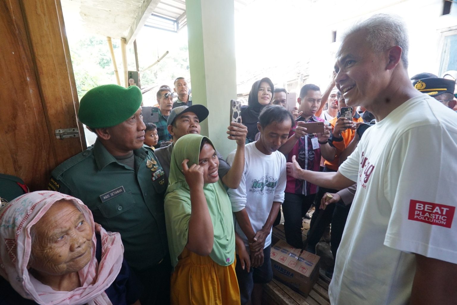Ganjar Tinjau Rumah Slamet, Warga Terdampak Gempa di Tegal