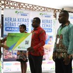 Wapres Serahkan Bansos dan KUR Bagi Orang Asli Papua di Mimika