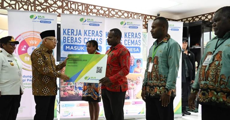 Wapres Serahkan Bansos dan KUR Bagi Orang Asli Papua di Mimika