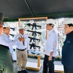 Presiden didampingi Menhan Prabowo Subianto meninjau Pasar Bululawang, di Kabupaten Malang, Jawa Timur, Senin (24/07)