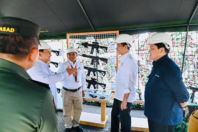 Presiden didampingi Menhan Prabowo Subianto meninjau Pasar Bululawang, di Kabupaten Malang, Jawa Timur, Senin (24/07)