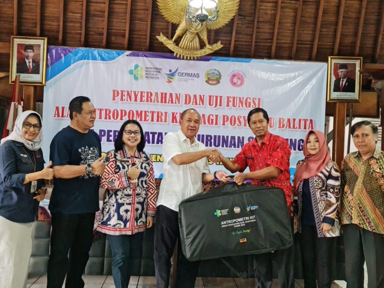 Penyerahan Secara Simbolis Alat Antropometri Kit untuk Posyandu