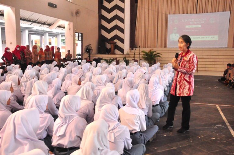 Pj Bupati Mengajar, Gencarkan Aksi Kancing Merah di Kalangan Pelajar