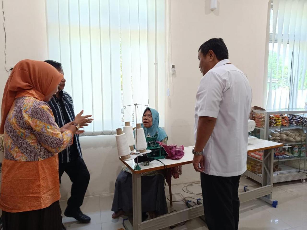 Sentra Terpadu Kartini dan Dinsos P2KB Salurkan Bantuan Atensi untuk Lansia dan Disabilitas
