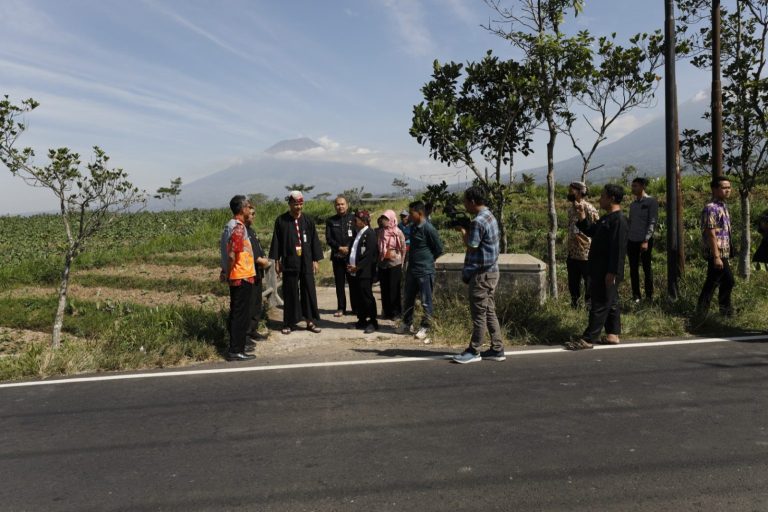 Diberi Bankeu Rp5 M dari Pemprov Jateng, Ganjar Cek Perbaikan Jalan Jumo-Muntung 