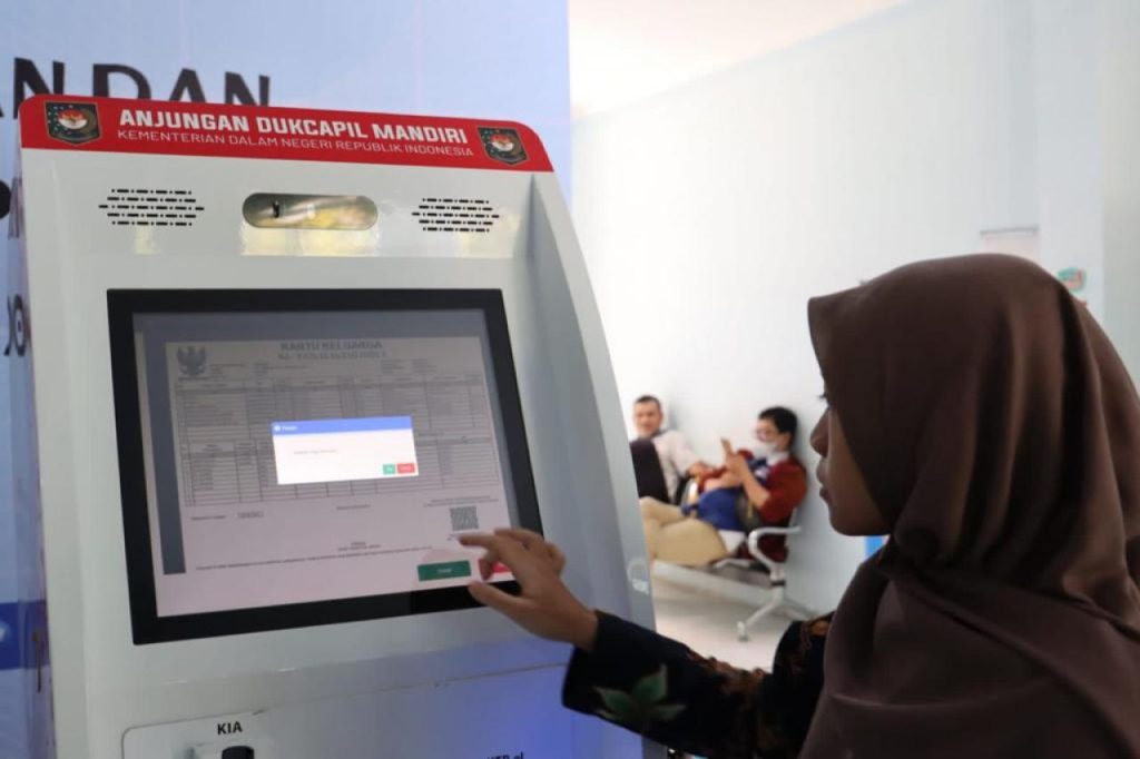 Cetak Dokumen Kependudukan, Masyarakat Dimudahkan dengan Mesin ADM