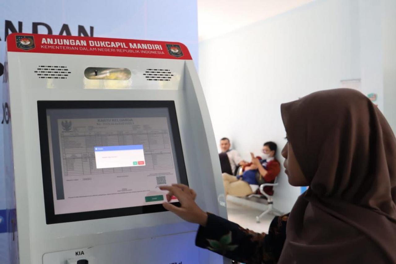 Cetak Dokumen Kependudukan, Masyarakat Dimudahkan dengan Mesin ADM
