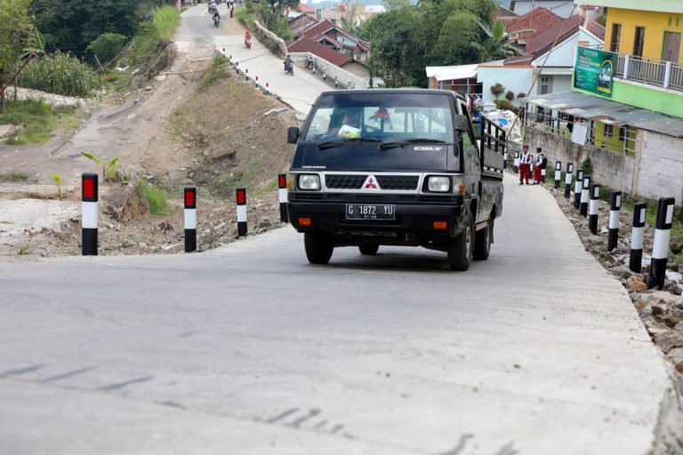 Pemprov Perbaiki Jalan Rusak Akibat Longsor di Sirampog Brebes, Warga Kembali Bisa Melintas