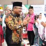 Menag dan Eny Retno Yaqut menyapa jemaah haji di Asrama Haji Sukolilo Surabaya.