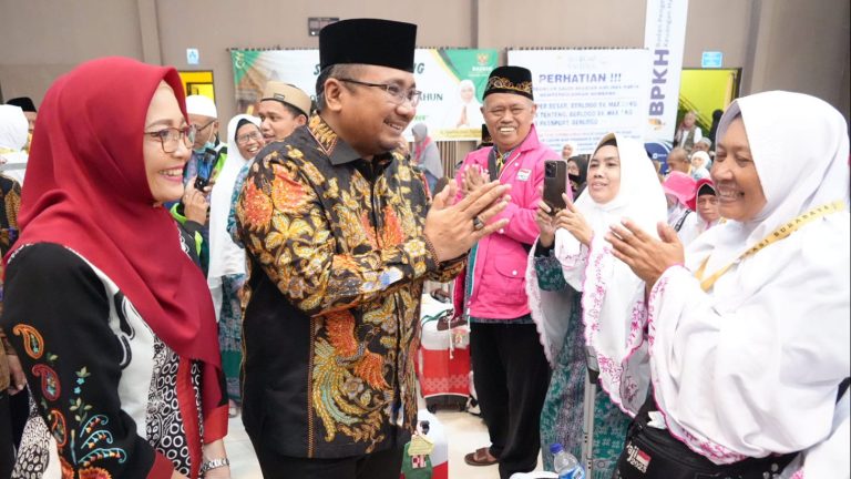 Menag dan Eny Retno Yaqut menyapa jemaah haji di Asrama Haji Sukolilo Surabaya.
