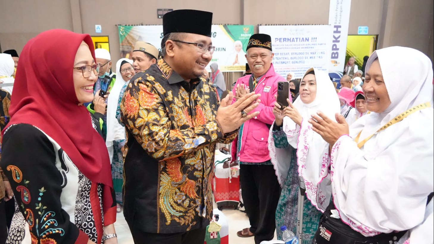 Menag dan Eny Retno Yaqut menyapa jemaah haji di Asrama Haji Sukolilo Surabaya.