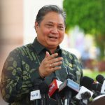 Menko Ekon Airlangga Hartarto memberikan keterangan pers, usai mengikuti rapat mengenai restrukturisasi kredit UMKM, di Jakarta Senin (17/07).