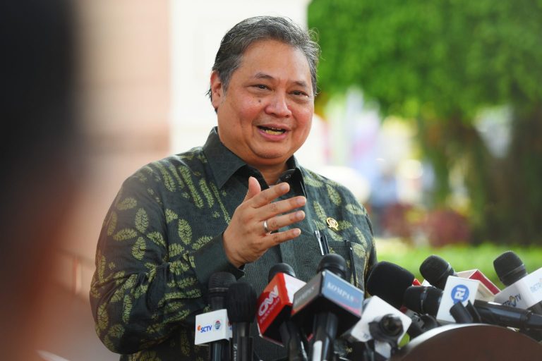 Menko Ekon Airlangga Hartarto memberikan keterangan pers, usai mengikuti rapat mengenai restrukturisasi kredit UMKM, di Jakarta Senin (17/07).