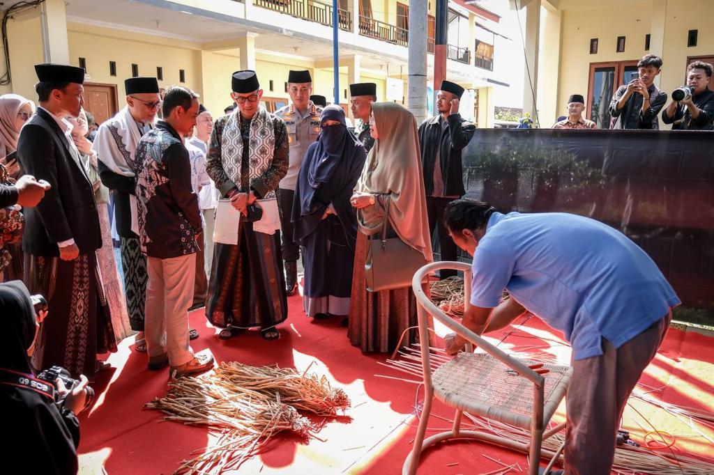Menparekraf Belanja Kursi Eceng Gondok di Ponpes Bina Madani Putri Magelang