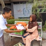 Dinkominfo Bagikan Bendera, Dukung Gerakan Pembagian 10 Juta Bendera Merah Putih