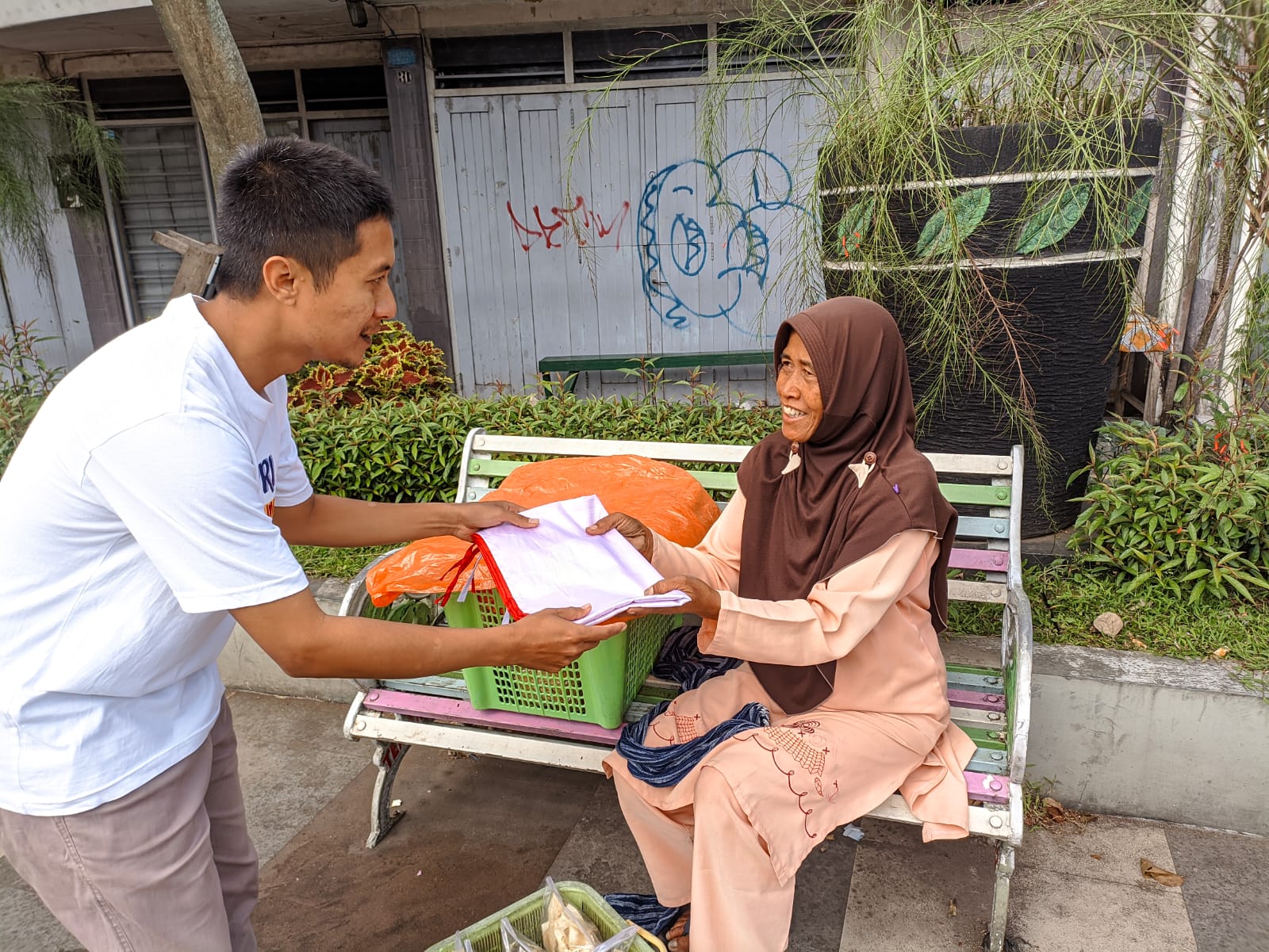 Dinkominfo Bagikan Bendera, Dukung Gerakan Pembagian 10 Juta Bendera Merah Putih