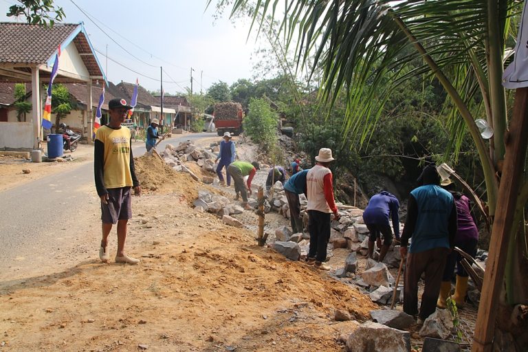 Jelang Haul Syekh Abdul Qohar, Penanganan Longsoran Pinggir Jalan Desa Ngampel Diprioritaskan
