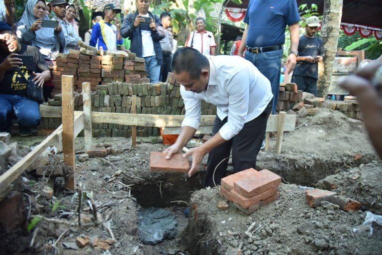 Bupati dan Sedulur Kebumen Temui Warga yang Tinggal di Gubuk Reot