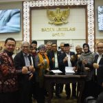 Wakil Ketua Baleg DPR RI Achmad Baidowi bersama anggota Baleg lainnya usai rapat pleno penyusunan RUU Desa di Ruang Rapat Baleg DPR, di Jakarta, Senin (03/07).