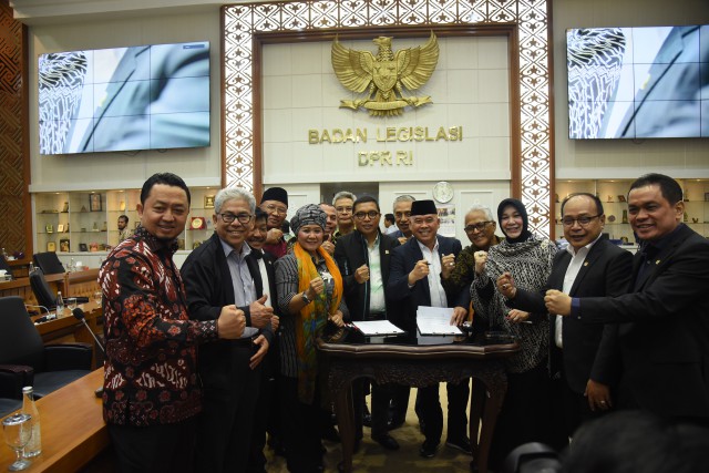 Wakil Ketua Baleg DPR RI Achmad Baidowi bersama anggota Baleg lainnya usai rapat pleno penyusunan RUU Desa di Ruang Rapat Baleg DPR, di Jakarta, Senin (03/07).