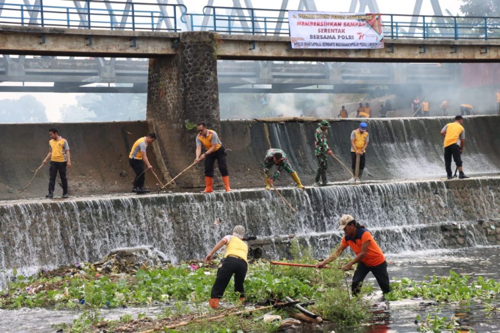 Polres Kudus Bersama TNI dan Masyarakat Kuras Sampah di Sungai Tambak Lulang