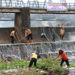 Polres Kudus Bersama TNI dan Masyarakat Kuras Sampah di Sungai Tambak Lulang