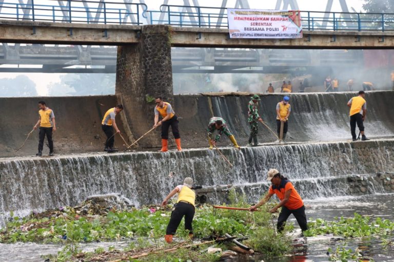 Polres Kudus Bersama TNI dan Masyarakat Kuras Sampah di Sungai Tambak Lulang