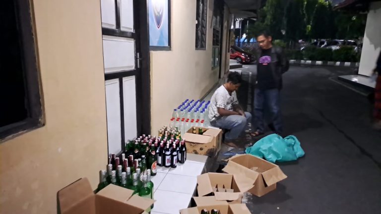 Polsek Kudus Sita Ratusan Botol Miras dari Sebuah Rumah Warga