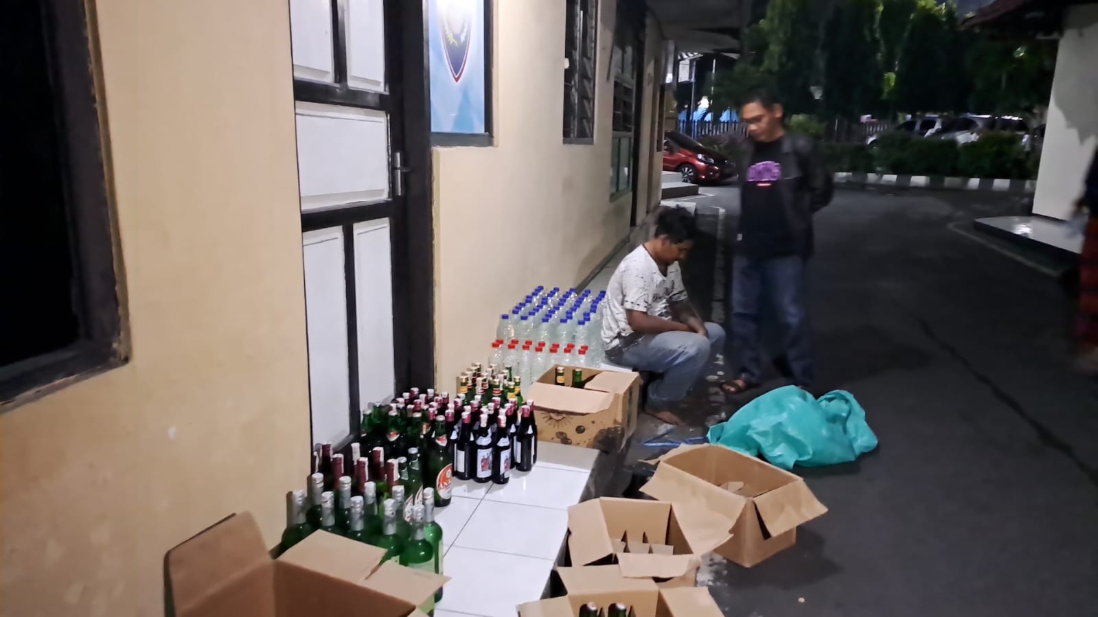 Polsek Kudus Sita Ratusan Botol Miras dari Sebuah Rumah Warga