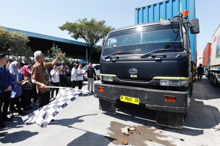 Ganjar Lepas Ekspor 400 Ton Benang ke India dan Brasil