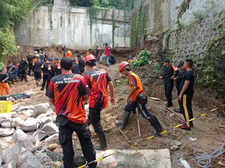 BPBD dan Tim SAR Gabungan Gerak Cepat Evakuasi Korban Longsor di Ngaliyan