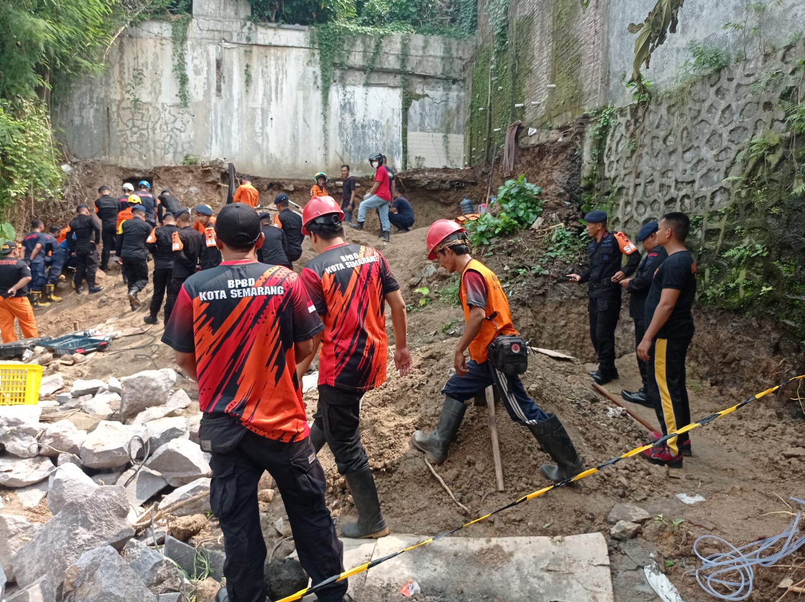 BPBD dan Tim SAR Gabungan Gerak Cepat Evakuasi Korban Longsor di Ngaliyan