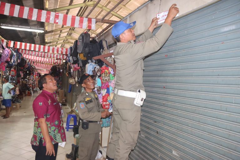 Tak Bayar Tunggakan Retribusi, Diskumperindag Segel Puluhan Kios di Tiga Pasar Tradisional