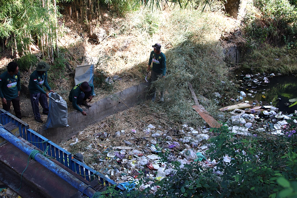 Hari Sungai Nasional 2023, Ratusan Relawan Bersihkan Sampah di Sungai Grojogan