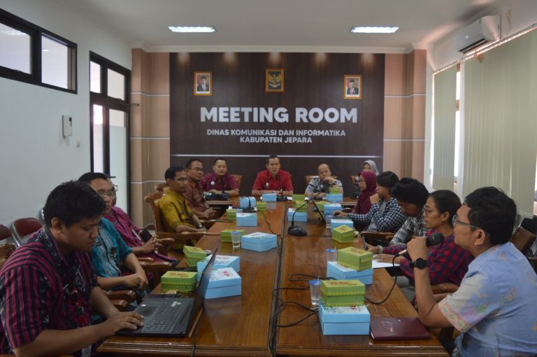 Diskusi antara perwakilan Persatuan Hotel dan Restoran Karimunjawa (PHRK), Diskominfo, Disparbud, serta camat setempat, di ruang rapat Diskominfo Jepara.