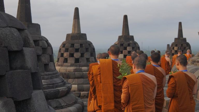 Pradaksina, Ribuan Umat Buddha Enam Negara Mengitari Borobudur