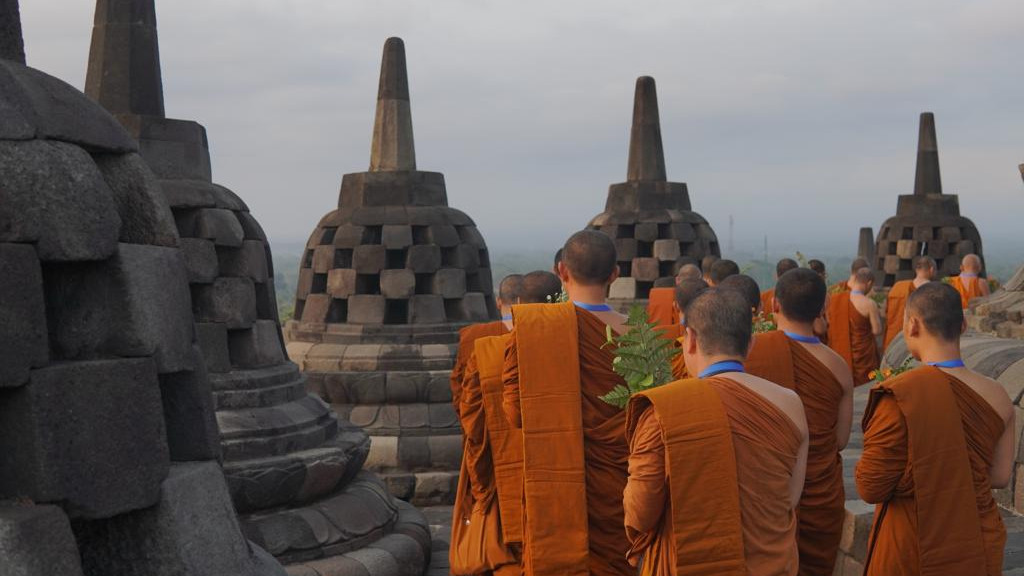Pradaksina, Ribuan Umat Buddha Enam Negara Mengitari Borobudur
