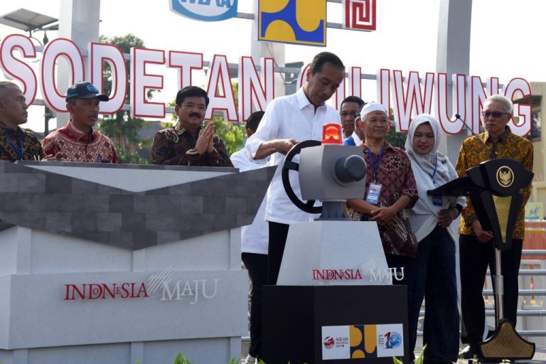 Presiden Jokowi meresmikan Sodetan Kali Ciliwung ke KBT, di Inlet Sodetan Ciliwung, Jakarta, Senin (31/07).