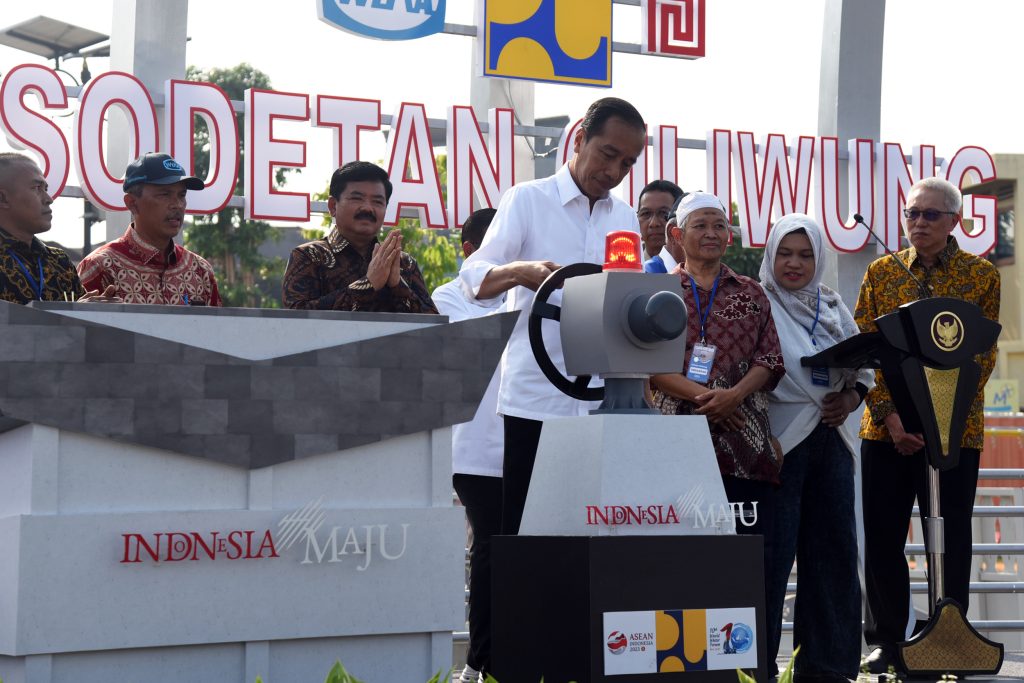 Presiden Jokowi meresmikan Sodetan Kali Ciliwung ke KBT, di Inlet Sodetan Ciliwung, Jakarta, Senin (31/07).