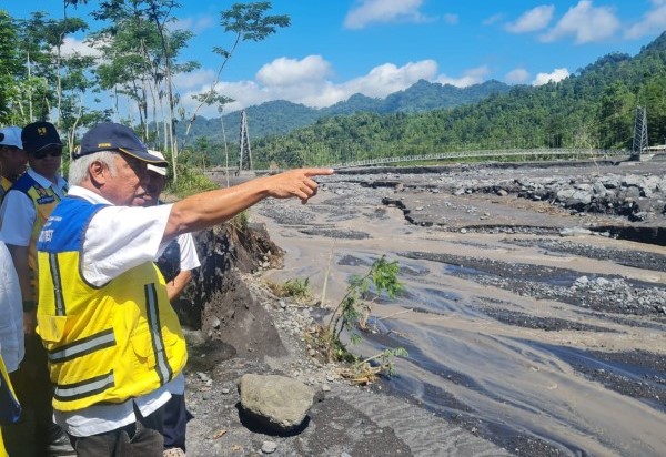 Menteri Basuki Tinjau Penanganan Pasca Bencana Banjir Lahar Dingin Gunung Semeru